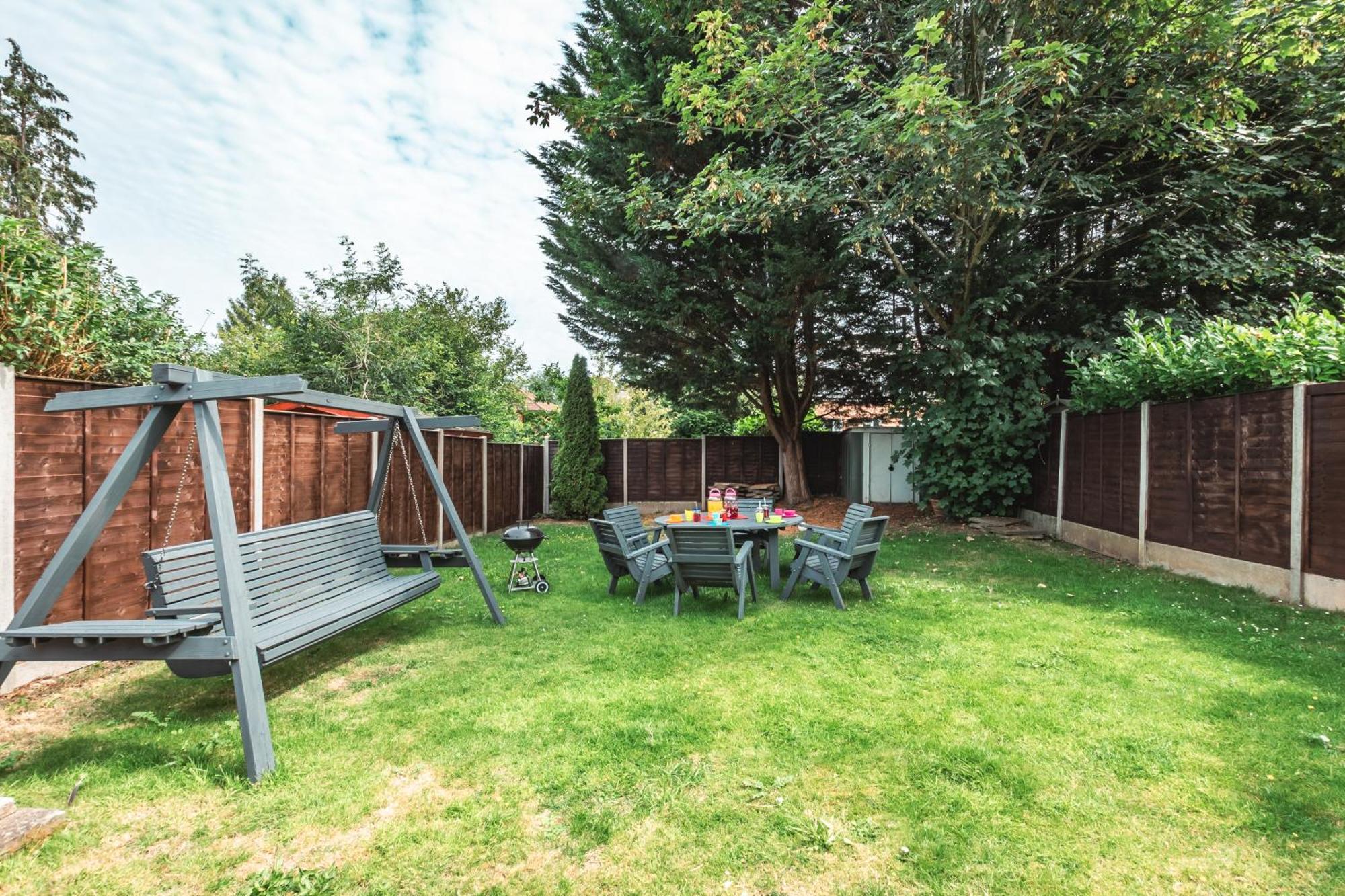 Family Gathering Bungalow Southampton Exterior photo